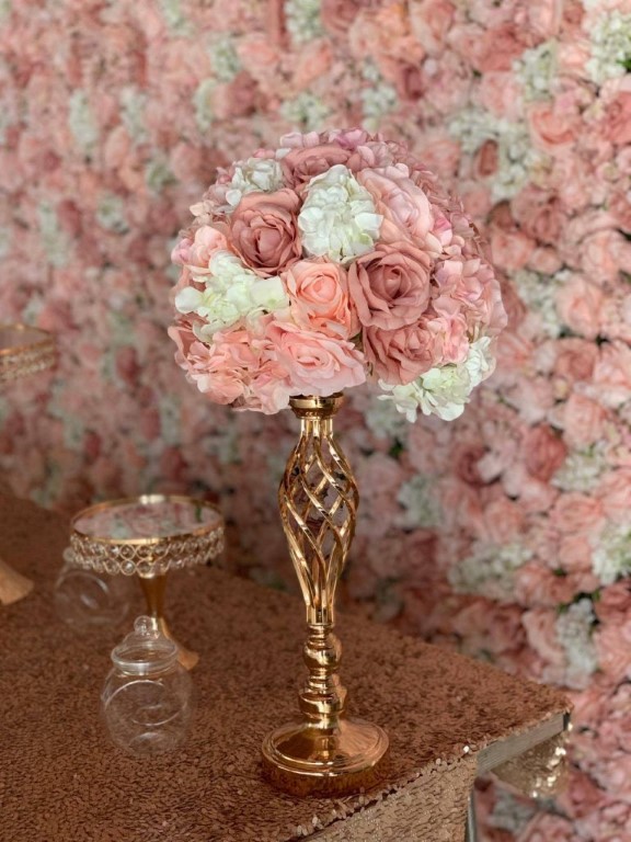 aranjamente florale decoratiuni flori naturale artificiale flori din matase decoratiuni prezidiu mese de invitati nunta botez cununie civila arcada de flori iasi eveniemnte biserica slujba restaurant locatie acasa flori roz alb ghirlande stalpisori sevalet oglinda intrare