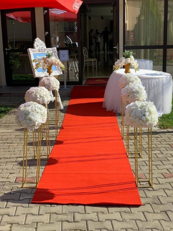 aranjamente florale decoratiuni flori naturale artificiale flori din matase decoratiuni prezidiu mese de invitati nunta botez cununie civila arcada de flori iasi eveniemnte biserica slujba restaurant locatie acasa flori roz alb ghirlande stalpisori sevalet oglinda intrare