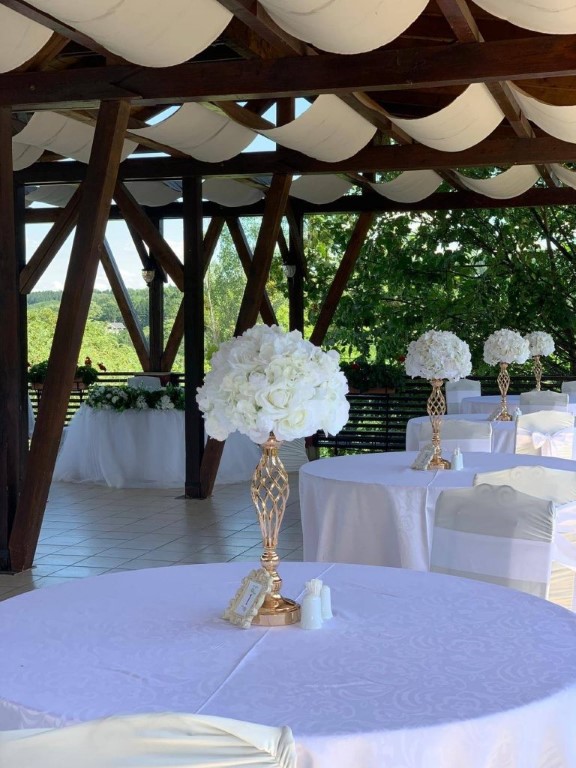 aranjamente florale decoratiuni flori naturale artificiale flori din matase decoratiuni prezidiu mese de invitati nunta botez cununie civila arcada de flori iasi eveniemnte biserica slujba restaurant locatie acasa flori roz alb ghirlande stalpisori sevalet oglinda intrare