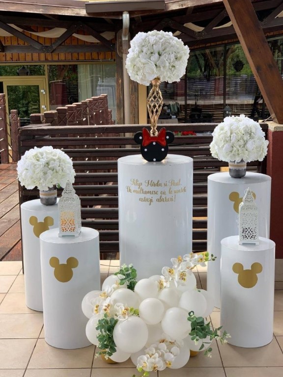 aranjamente florale decoratiuni flori naturale artificiale flori din matase decoratiuni prezidiu mese de invitati nunta botez cununie civila arcada de flori iasi eveniemnte biserica slujba restaurant locatie acasa flori roz alb ghirlande stalpisori sevalet oglinda intrare
