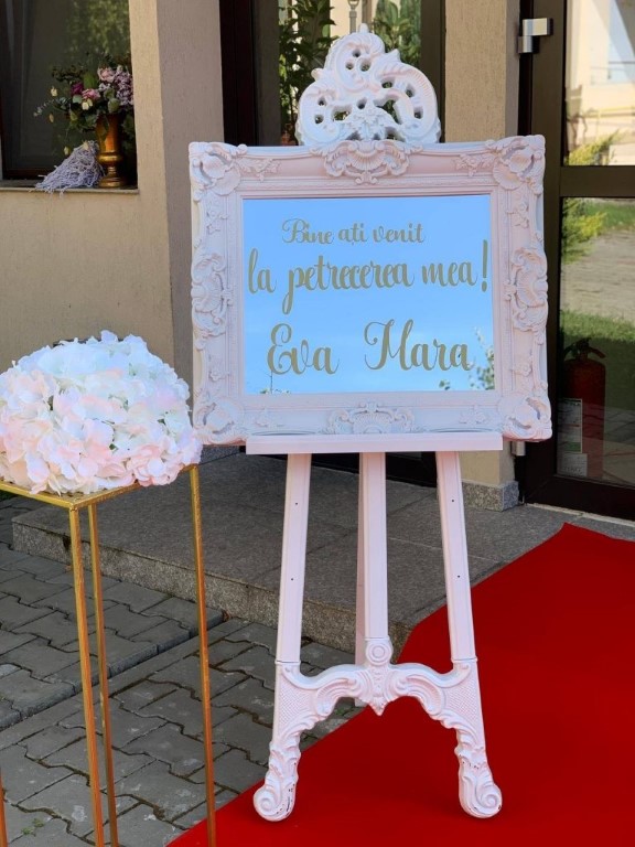 aranjamente florale decoratiuni flori naturale artificiale flori din matase decoratiuni prezidiu mese de invitati nunta botez cununie civila arcada de flori iasi eveniemnte biserica slujba restaurant locatie acasa flori roz alb ghirlande stalpisori sevalet oglinda intrare