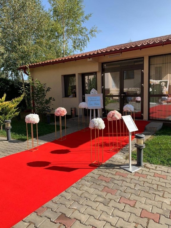 aranjamente florale decoratiuni flori naturale artificiale flori din matase decoratiuni prezidiu mese de invitati nunta botez cununie civila arcada de flori iasi eveniemnte biserica slujba restaurant locatie acasa flori roz alb ghirlande stalpisori sevalet oglinda intrare