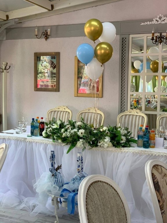 aranjamente florale decoratiuni flori naturale artificiale flori din matase decoratiuni prezidiu mese de invitati nunta botez cununie civila arcada de flori iasi eveniemnte biserica slujba restaurant locatie acasa flori roz alb ghirlande stalpisori sevalet oglinda intrare