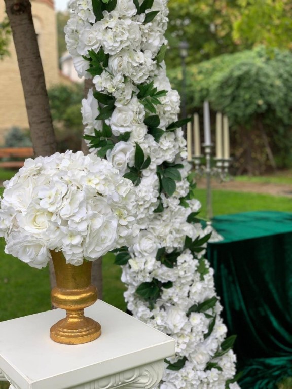 aranjamente florale decoratiuni flori naturale artificiale flori din matase decoratiuni prezidiu mese de invitati nunta botez cununie civila arcada de flori iasi eveniemnte biserica slujba restaurant locatie acasa flori roz alb ghirlande stalpisori sevalet oglinda intrare