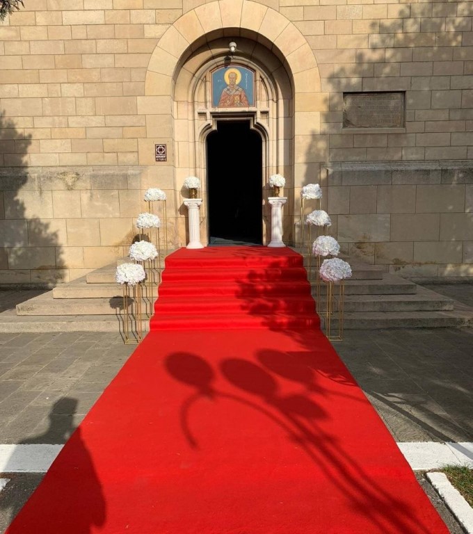 aranjamente florale decoratiuni flori naturale artificiale flori din matase decoratiuni prezidiu mese de invitati nunta botez cununie civila arcada de flori iasi eveniemnte biserica slujba restaurant locatie acasa flori roz alb ghirlande stalpisori sevalet oglinda intrare