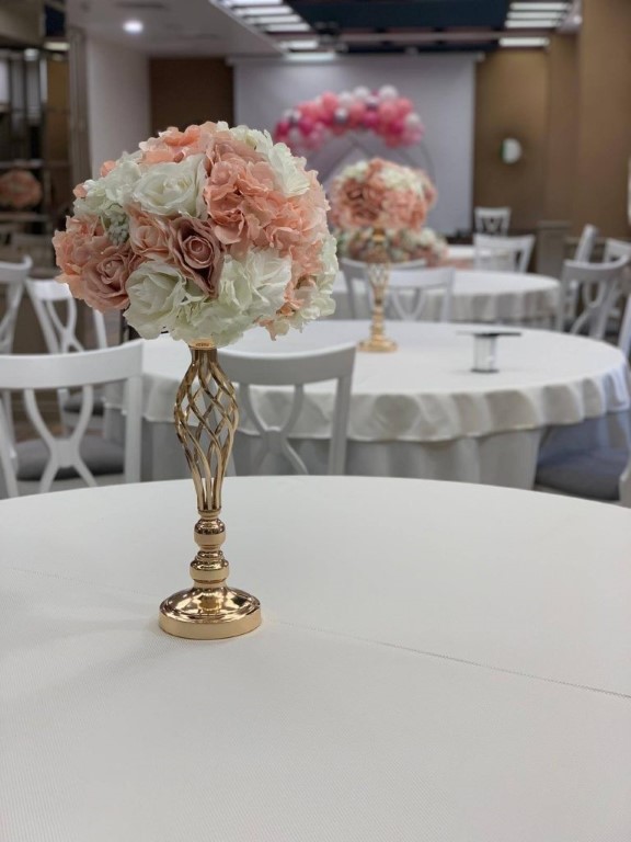 aranjamente florale decoratiuni flori naturale artificiale flori din matase decoratiuni prezidiu mese de invitati nunta botez cununie civila arcada de flori iasi eveniemnte biserica slujba restaurant locatie acasa flori roz alb ghirlande stalpisori sevalet oglinda intrare