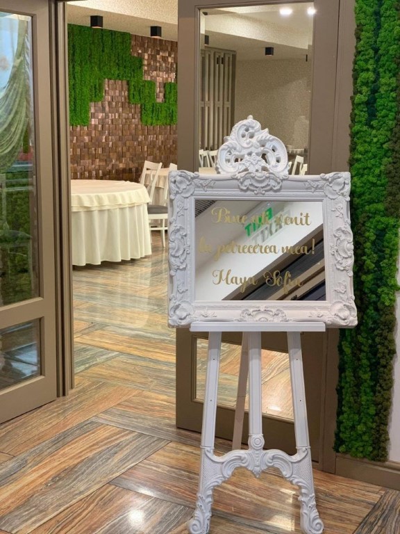 aranjamente florale decoratiuni flori naturale artificiale flori din matase decoratiuni prezidiu mese de invitati nunta botez cununie civila arcada de flori iasi eveniemnte biserica slujba restaurant locatie acasa flori roz alb ghirlande stalpisori sevalet oglinda intrare