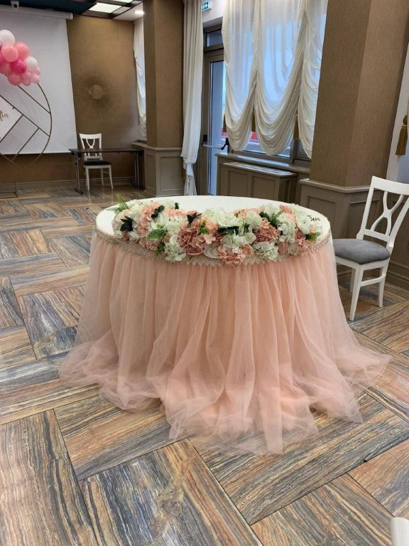 aranjamente florale decoratiuni flori naturale artificiale flori din matase decoratiuni prezidiu mese de invitati nunta botez cununie civila arcada de flori iasi eveniemnte biserica slujba restaurant locatie acasa flori roz alb ghirlande stalpisori sevalet oglinda intrare