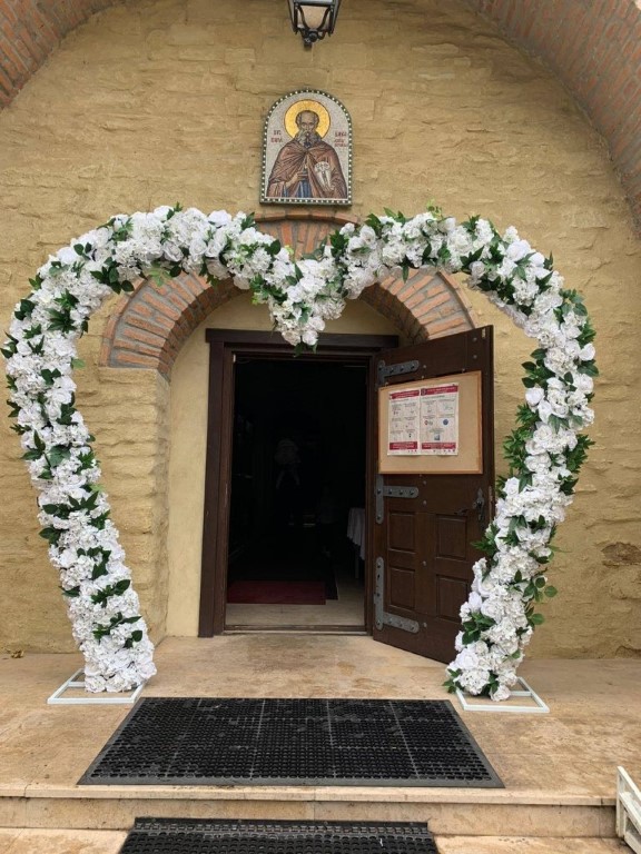 aranjamente florale decoratiuni flori naturale artificiale flori din matase decoratiuni prezidiu mese de invitati nunta botez cununie civila arcada de flori iasi eveniemnte biserica slujba restaurant locatie acasa flori roz alb ghirlande stalpisori sevalet oglinda intrare
