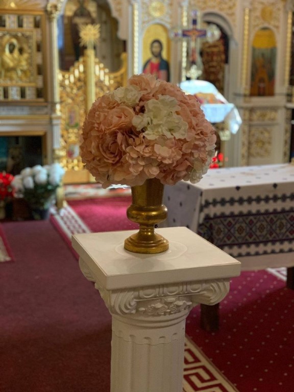 aranjamente florale decoratiuni flori naturale artificiale flori din matase decoratiuni prezidiu mese de invitati nunta botez cununie civila arcada de flori iasi eveniemnte biserica slujba restaurant locatie acasa flori roz alb ghirlande stalpisori sevalet oglinda intrare
